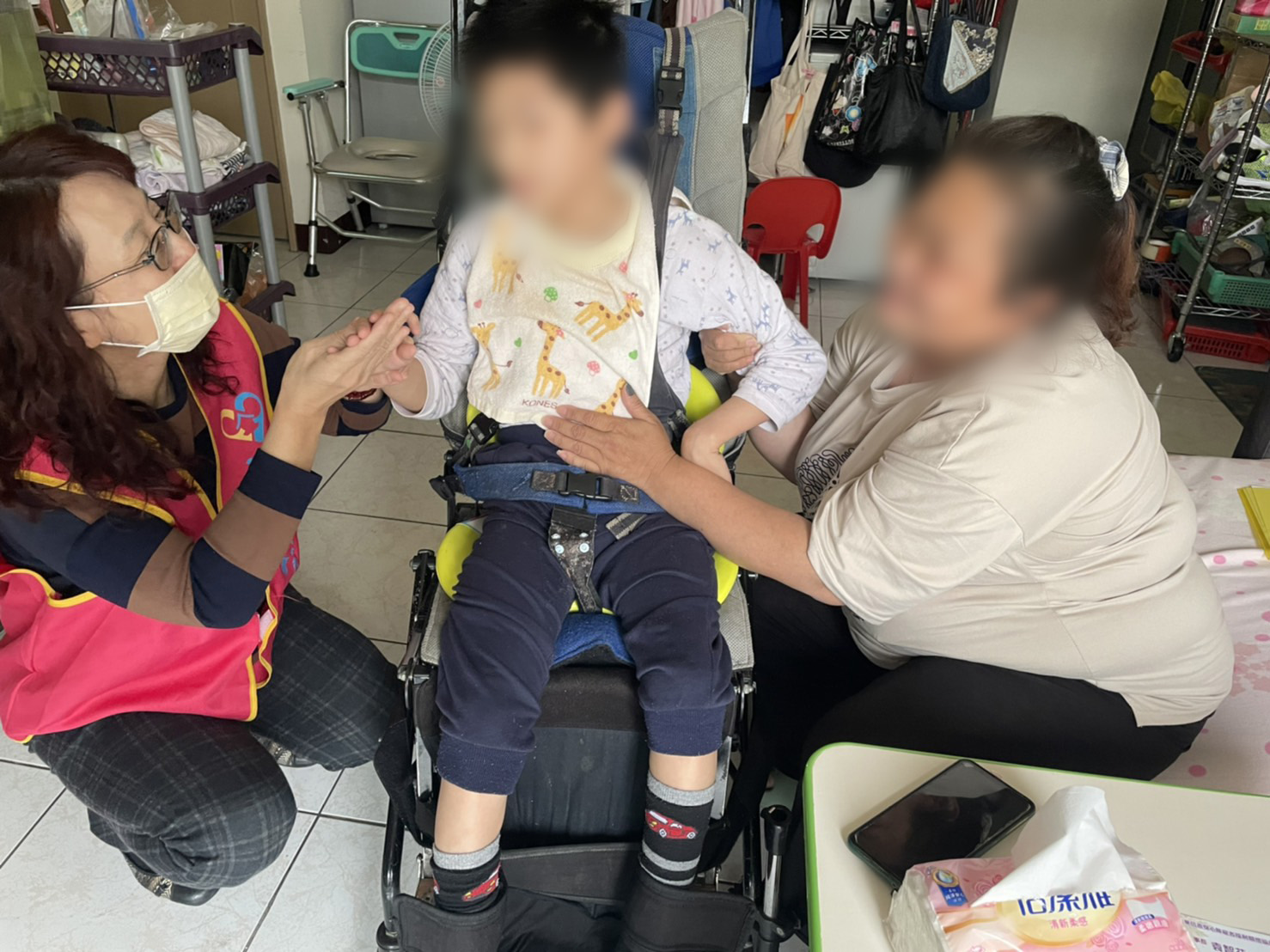 2022.4.17 個案為住蘆竹身障小朋友,腦麻,13歲,智商只有6歲,家庭狀況也不佳,父親糖尿病,母親心臟病(瓣膜脫垂),家中還有一位腎衰竭阿嬤,用氧氣機。這位腦麻個案很可愛,當我們他家時,媽媽要他跟我們打招呼,很活潑,也會跟我們打招呼,但因家貧,爸爸糖尿病腳趾被截ㄓ,還是努力工作,一天只睡2-3小時,兼差多份,因為這位小朋友需要買學步機跟輪椅(原輪椅已不坐不下)但費用很高,所以爸爸只能努力賺錢。跟媽媽會談時,媽媽說她心臟不好,也不知道能撐多久,最希望這孩子能自己走路,不要依賴他人,聽完很心酸,她們原住澎湖,為了這孩子的復健及婆婆的治療,全家搬來蘆竹,租房,一個月9000元,但因老公(案爸)身體也不好,只能到處借錢,現在希望我們能幫忙買一台學步車給她的孩子在家學走路,不然都只有到長庚復健才能練習。因本身有申請長照輔具補助,這台學步機原40000,廠商給她38000,長照補助15000,其他由我們協會幫忙。看到這樣的孩子真的很心疼,也送物資給他們家,感謝協會的善款,讓我們能幫助更多需要幫助的人。預計搬哩,社會局協助尋找社會住宅中。持續關心