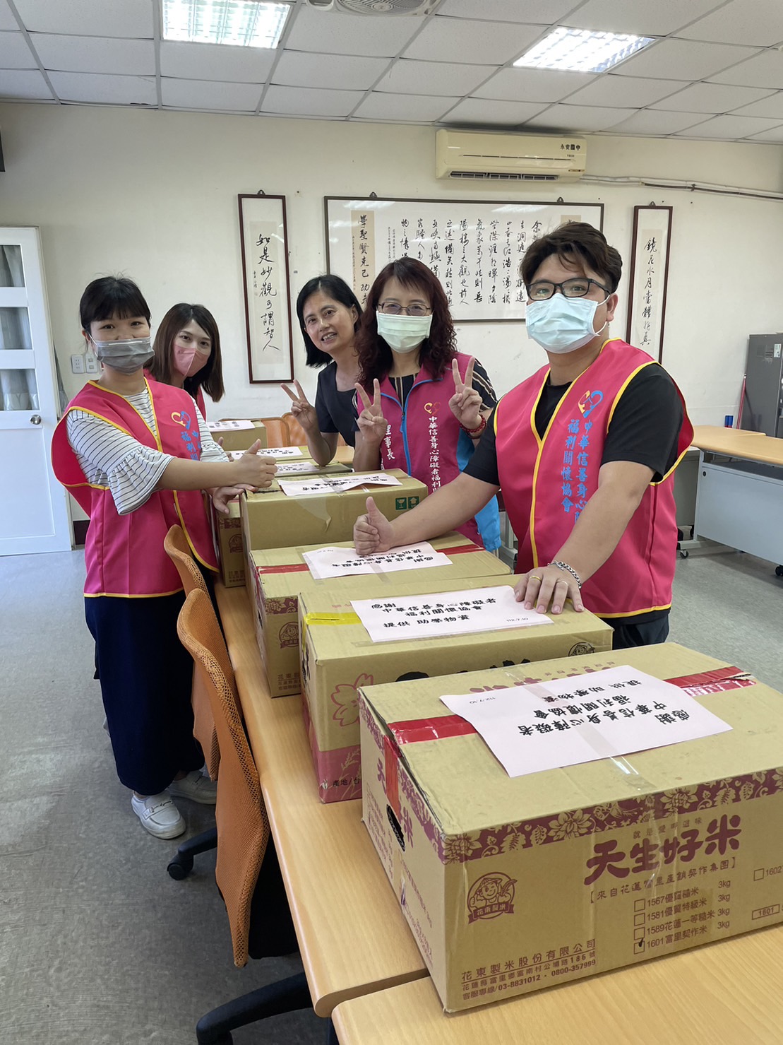 送孩子喜歡的泡麵、肉鬆、餅乾、營養的保久乳